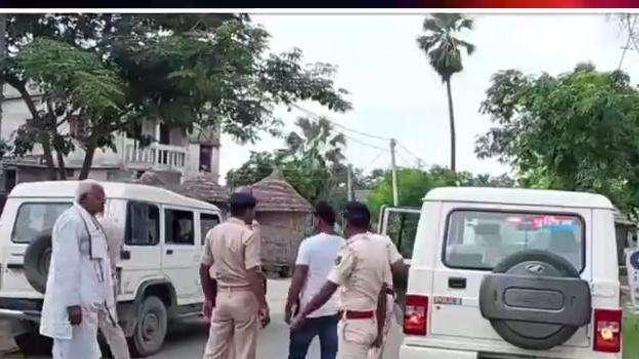 सारण: रंगदारी मे॔ जबरन ईट लदा ट्रैक्टर ले गए बद...