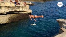 Un Jack Russell effectue un plongeon spectaculaire en mer (Vidéo)