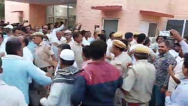 प्रभारी मंत्री राजेन्द्रसिंह यादव की मौजूदगी में कांग्रेसियों में चले लात-घूंसे