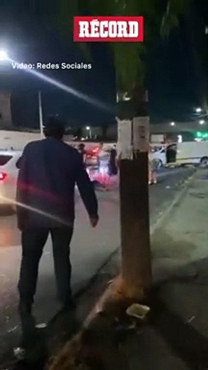 Aficionados de Rayados golpean y dejan brutalmente heridos a dos empleados de ambulancias EMME al término del partido contra CruzAzul.