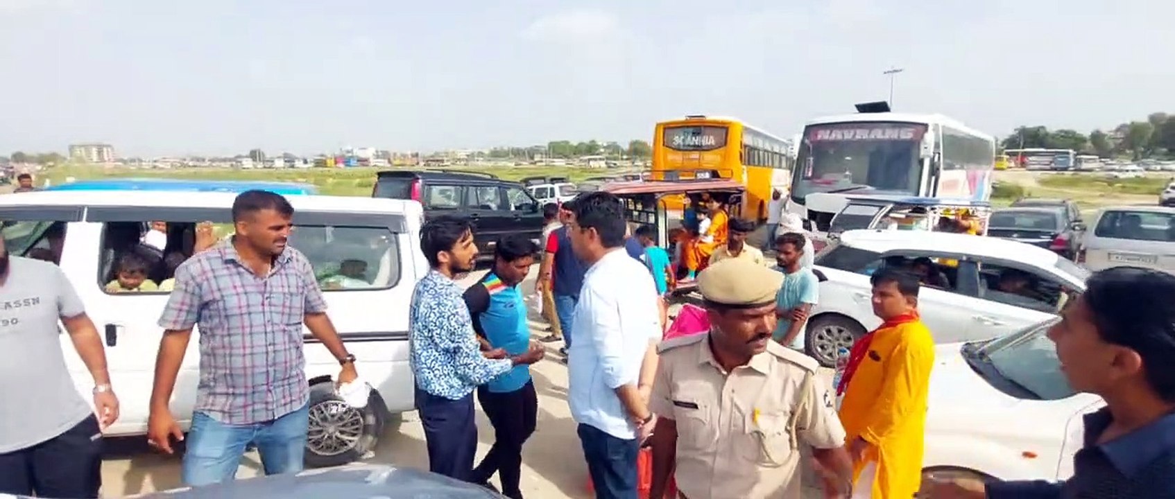 सरकारी पार्किंग में अव्यवस्था, रास्तों पर भी दिखा अतिक्रमण, तोरण गेट पर निजी बसों का जमावड़ा