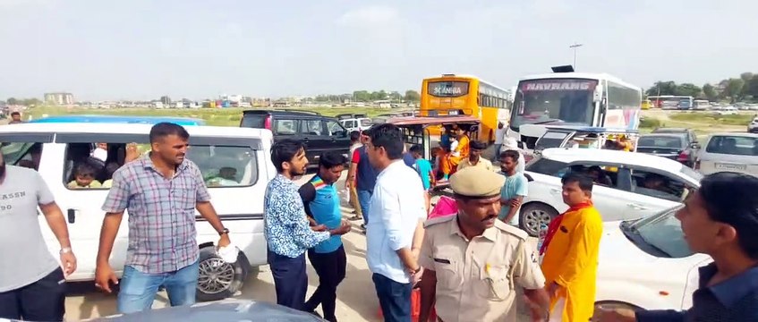 सरकारी पार्किंग में अव्यवस्था, रास्तों पर भी दिखा अतिक्रमण, तोरण गेट पर निजी बसों का जमावड़ा