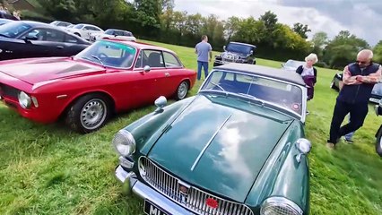 Descargar video: Classic vehicles on display in West Sussex near Horsham over the bank holiday weekend