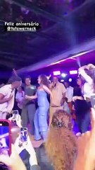 Paolla Oliveira rebola ao som do 'É o Tchan' em aniversário e viraliza
