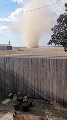 Un grand et silencieux diable de poussière balaie l’arrière-cour