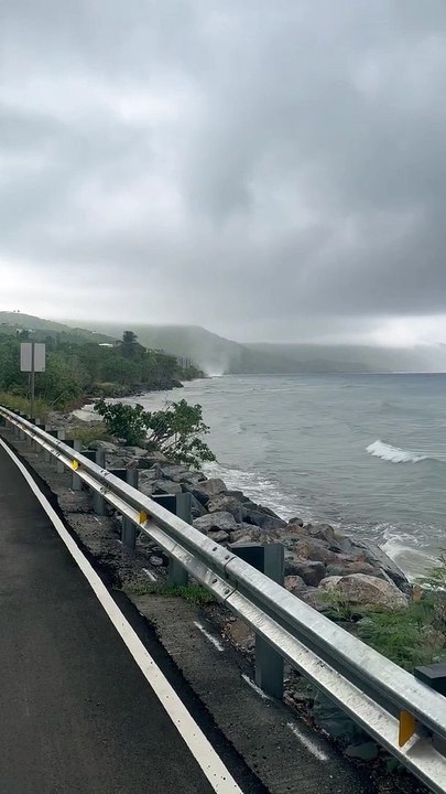 Trombe marine sur les vagues