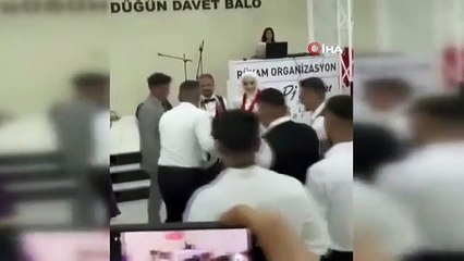 Un pneu de camion et un vieux papier-monnaie d'un million de TL ont été offerts en cadeau lors du mariage à Gebze