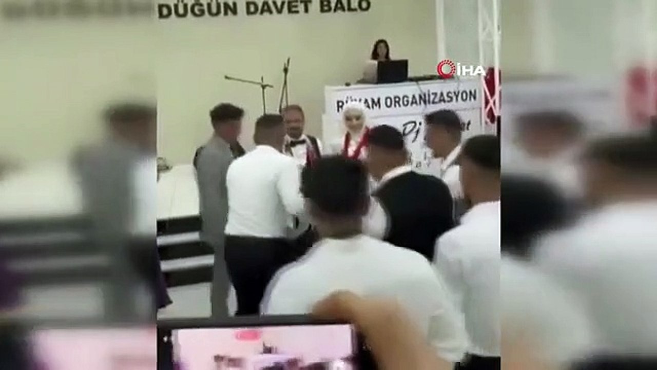 Un pneu de camion et un vieux papier-monnaie d'un million de TL ont été offerts en cadeau lors du mariage à Gebze
