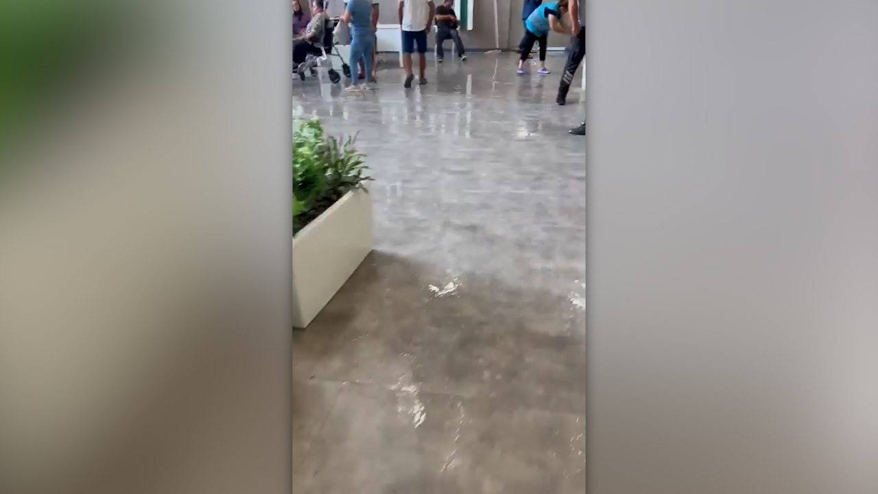 Kısa süreli yağmur Defne Devlet Hastanesi’ni sular altında bıraktı