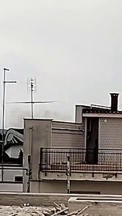 Andria: filmato rogo in azione. Puzza e fumi neri da Via Paganini