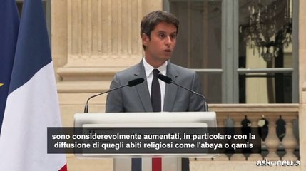 La Francia mette al bando l'abaya a scuola, l'annuncio del ministro