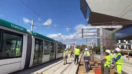 El tranvía ya circula en en el nuevo tramo de Glòries