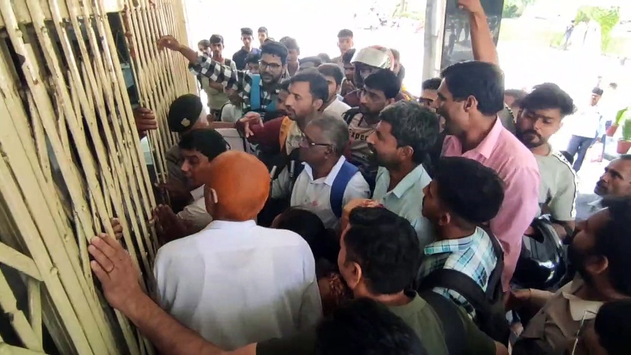 माध्यमिक शिक्षा बोर्ड परिसर में अभिभावकों ने की नारेबाजी