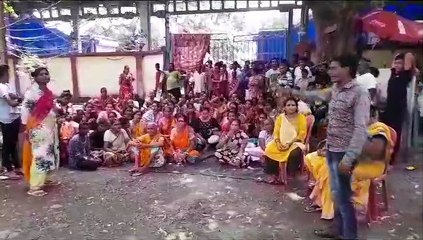 झुग्गियां खाली कराने गए रेलवे अधिकारी बैरंग लौटे