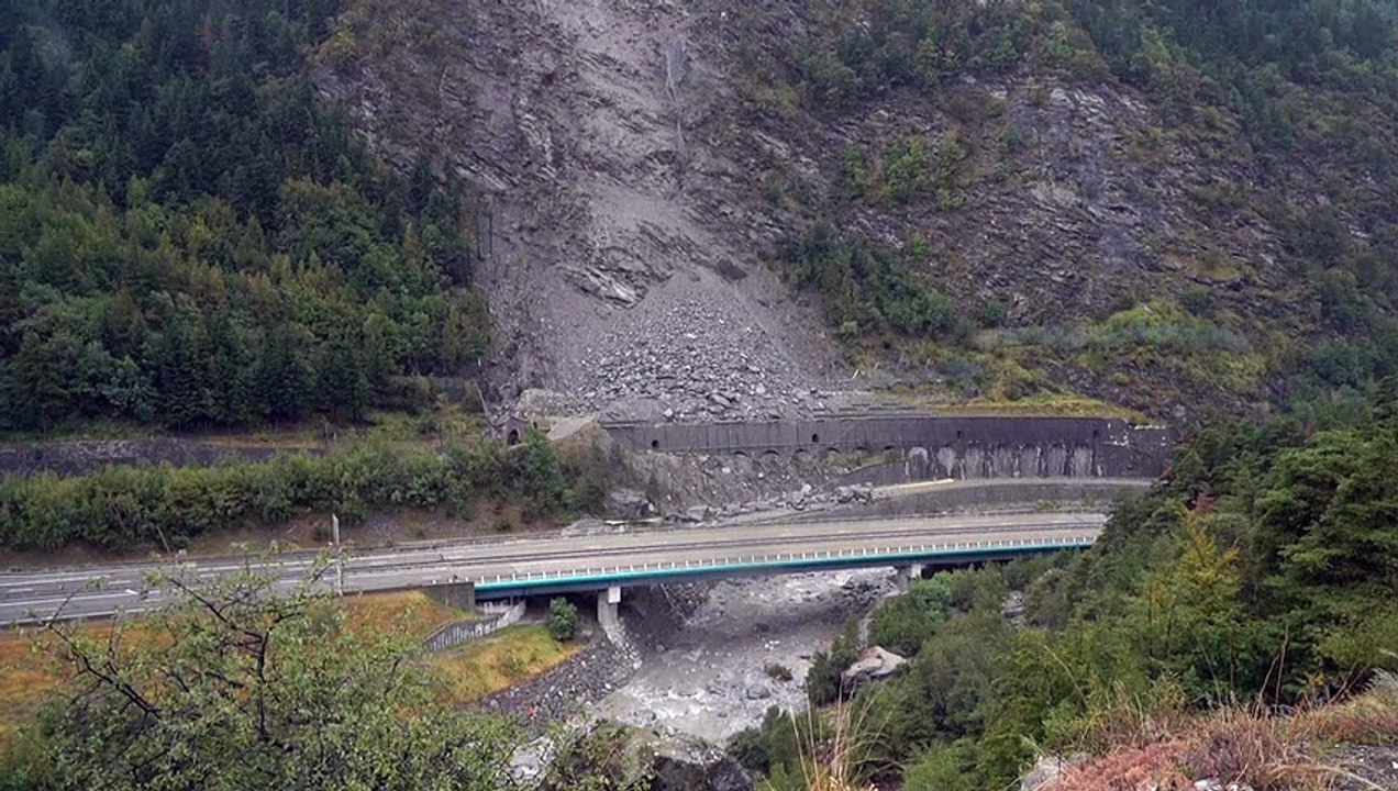 Deslizamento de rocha nos Alpes interrompe flux...