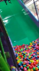Glisser dans une piscine à balles