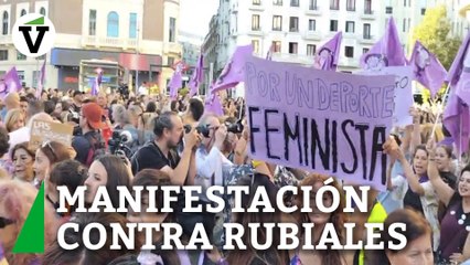 Manifestación en Callao al grito de "no es un pico, es una agresión" y "¡Rubiales dimisión!"