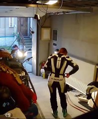 Une femme reste coincée dans un équipement de moto