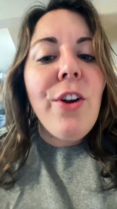 Lorsque votre fils trouve la fente pour câble sur votre meuble TV