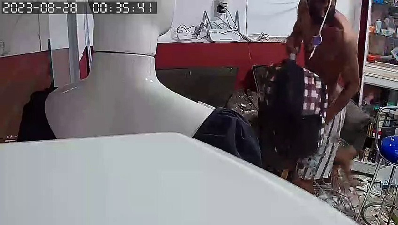 Homem destrói teto e “faz a limpa” em loja de celulares na Bahia