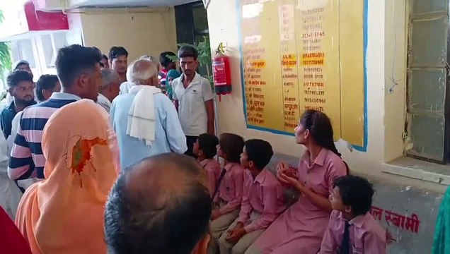 कोटकासिम के निजी स्कूल की बस का फटा टायर, स्कूली बच्चे सहित एक दर्जन घायल