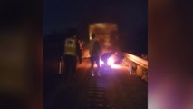 제2중부고속도로 달리던 4톤 트럭에서 불...다친 사람 없어 / YTN