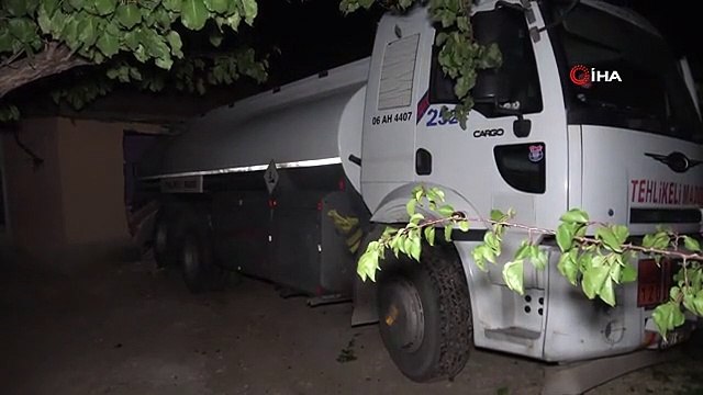 Kırıkkale'de Akaryakıt Tankeri Ev Duvarını Yıktı, Sürücü Yaralandı