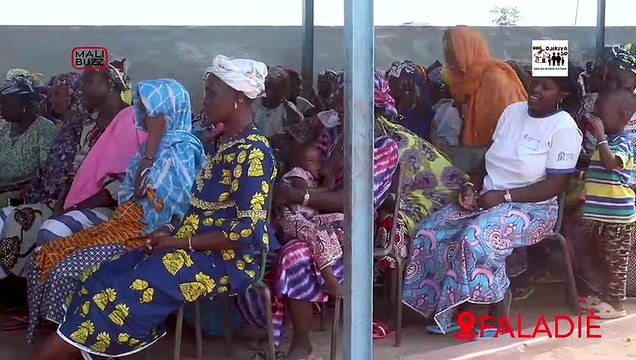 l'ONG DJIKIYA SO & sa présidente Mariam KEITA apportent des vêtements aux déplacés internes de Faladiè