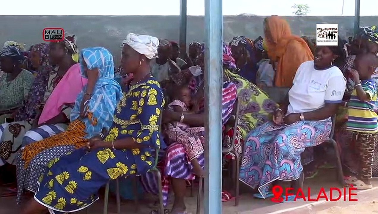 l'ONG DJIKIYA SO & sa présidente Mariam KEITA apportent des vêtements aux déplacés internes de Faladiè