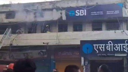 गोपालगंज: शार्ट सर्किट से एसबीआई बैंक में लगी आग, मची अफरा-तफरी