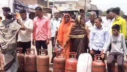 शिवपुरी: महिलाओं को नहीं मिला 450 रुपए में गैस सिलेंडर, CM पर साधा निशान