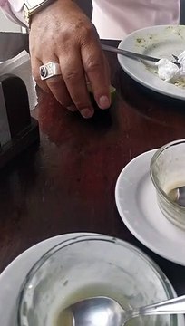 Se llevó lo más valioso : Hombre guarda trozo de limón que no utilizó en restaurante