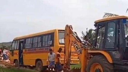 చిత్తూరు జిల్లా: స్కూల్ బస్సుకు తప్పిన ప్రమాదం