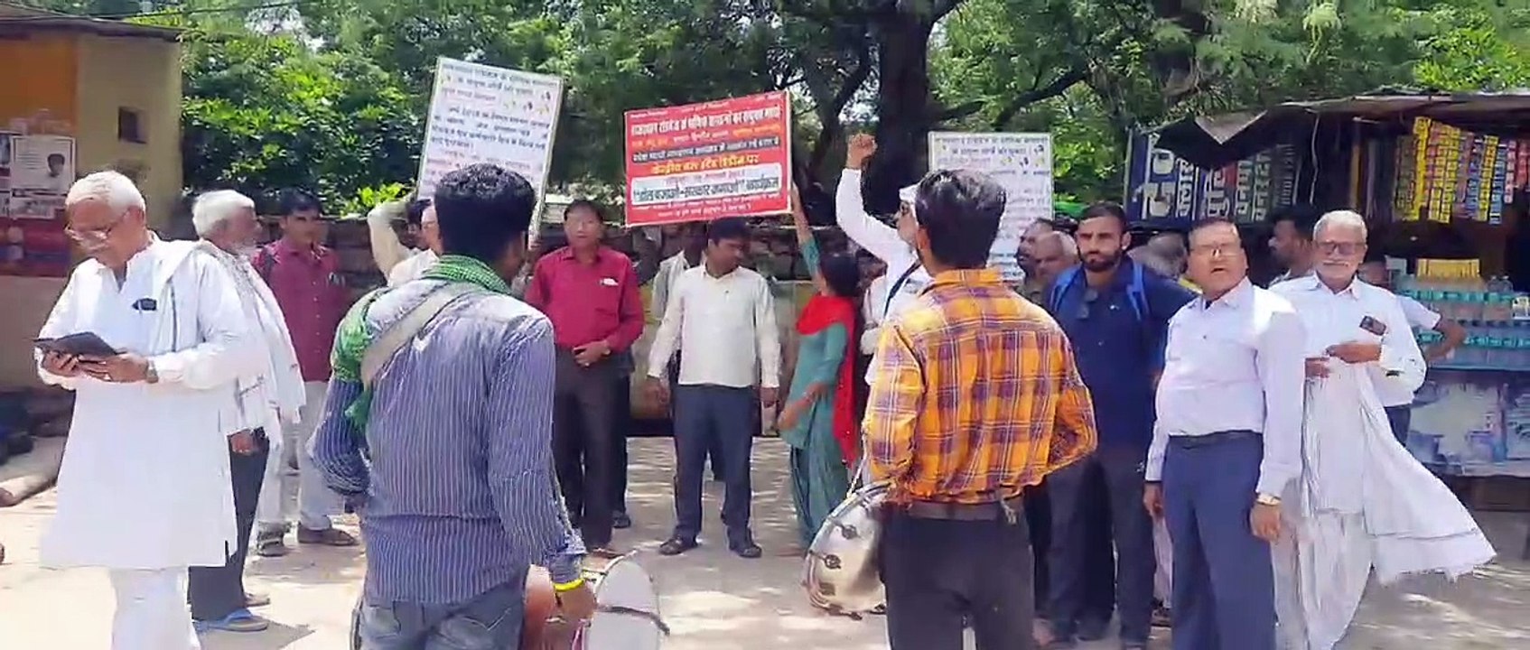 रोडवेजकर्मियों ने बस स्टैण्ड पर ढोल बजाकर निकाली रैली