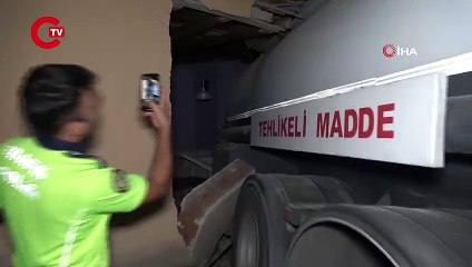 Faciadan dönüldü Park ettiği akaryakıt tankeri evini yıktı