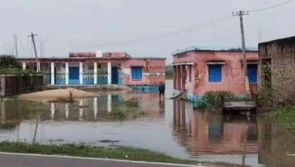 पश्चिम चंपारण: बाढ़ से घिरा यह स्कूल, कमर तक भरा पानी, विद्यालयों में पठन-पाठन हो रहा प्रभावित