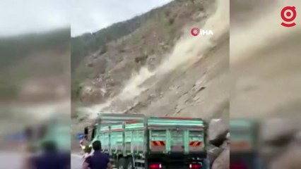 Artvin’de heyelan anı kamerada