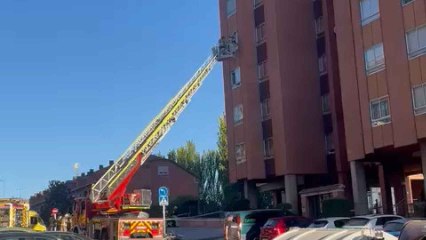 Bomberos del Ayuntamiento de Valladolid trabajando en la explosión