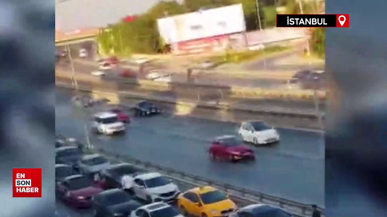 Küçükçekmece'de düğün magandaları yolu kapatıp davul zurna eşliğinde halay çekti