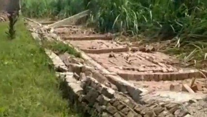 लखीमपुर खीरी: चक्रवात ने मचाई तबाही,चपेट में आकर गिरी विद्यालय की बाउंड्री वॉल