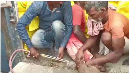 BREAKING: ट्रेन से खाद का बोरा उतराते वक्त मजदूर के साथ हुआ बड़ा हादसा, बाल-बाल बचा युवक