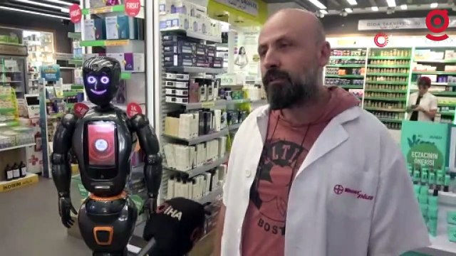 Türkiye’nin ilk yapay zekalı eczane teknisyeni robotu iş başı yaptı