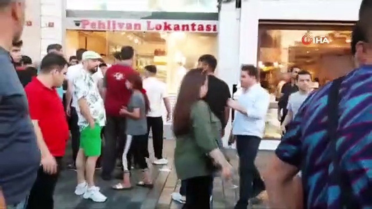 Père battu par des employés de Burger King à Taksim