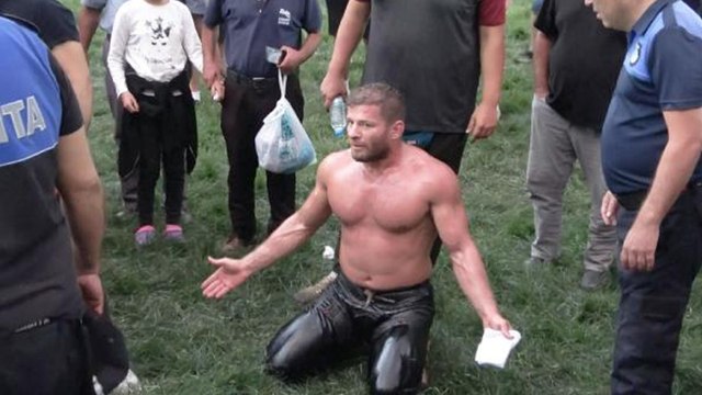 Başpehlivan Balaban, güreş biter bitmez fotoğraf çektirmek isteyen hayranıyla tartıştı