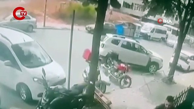 Yolun karşısına geçmek isteyen çocuğa araba çarptı, yerde metrelerce sürüklendi