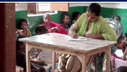 हरदोई: प्राथमिक विद्यालय में छात्र-छात्राओं को पढ़ा रही रसोइयां, वीडियो वायरल