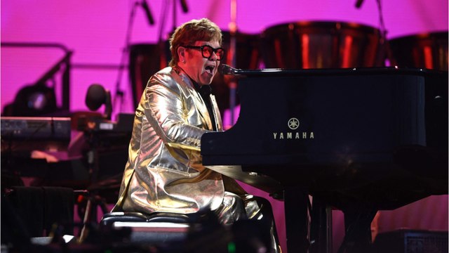 GALA VIDEO - Elton John hospitalisé : rassurantes nouvelles sur la santé du chanteur