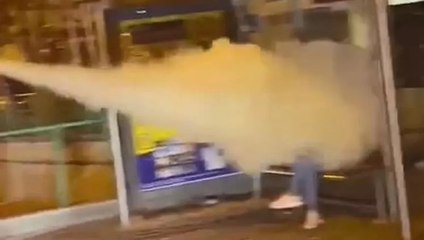 Bursa'da otobüs durağında bekleyen kişiye yangın tüpü sıktılar... O anlar kamerada