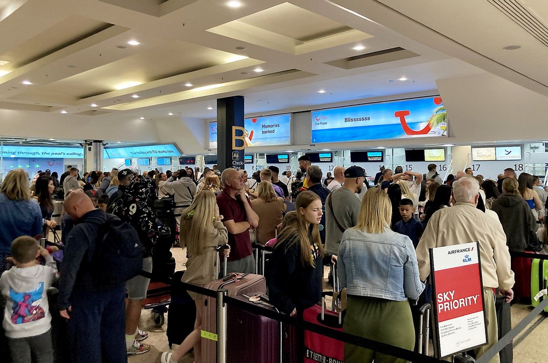 Airports warn disruption will continue