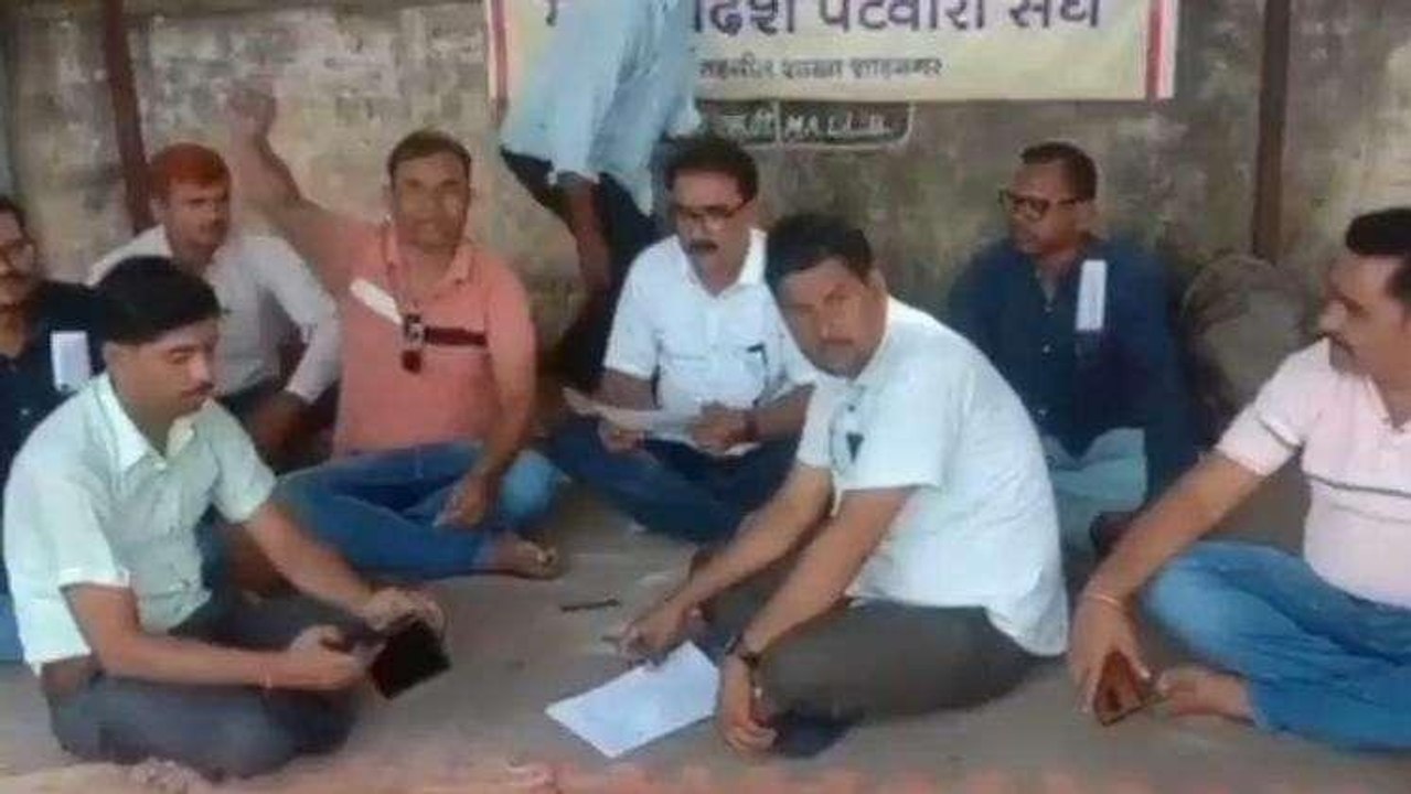 पन्ना: पटवारियों की कलम बंद हड़ताल, ज्ञापन सौंपक...